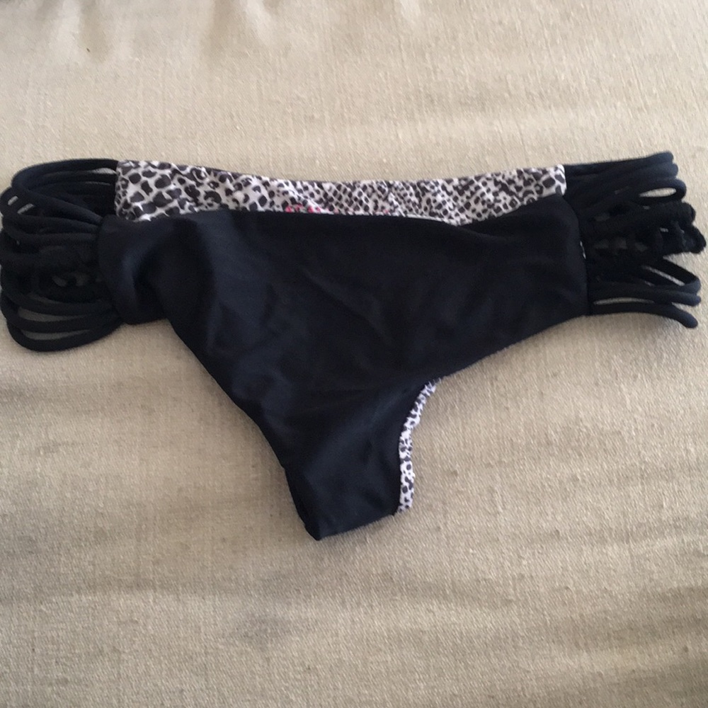 Acacia bottom size medium